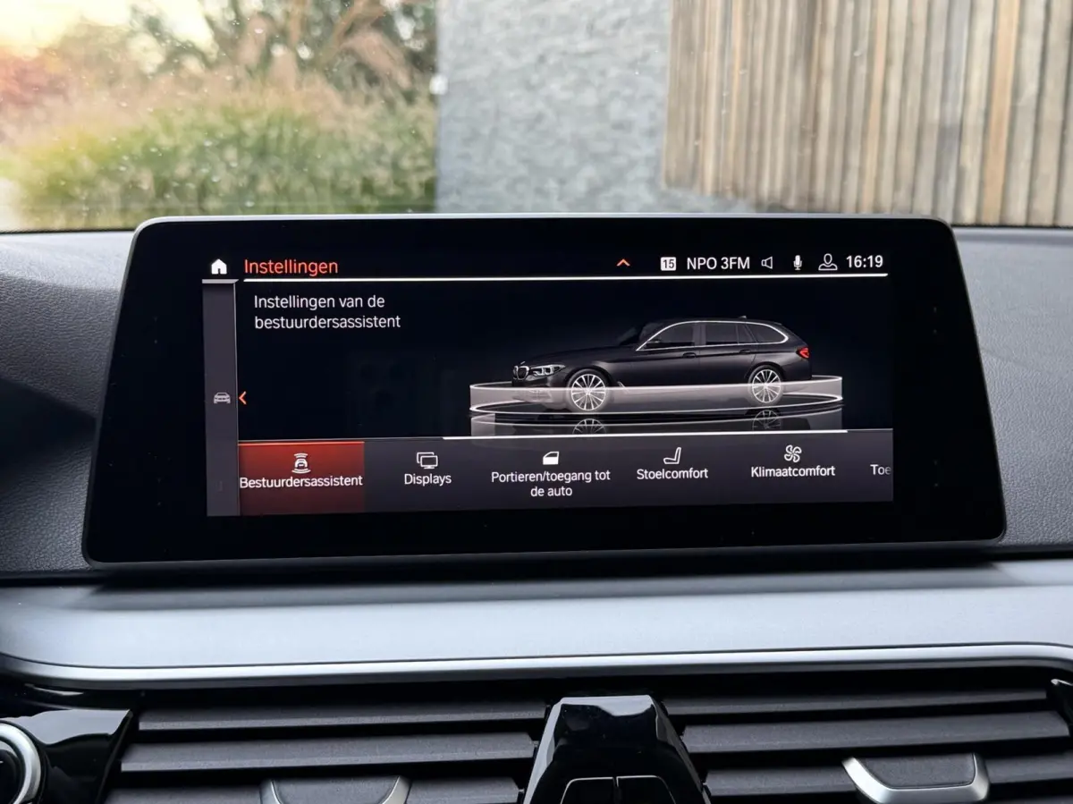 520i High Executive Automaat | Apple CarPlay | Leren bekleding | Stoelverwarming | LED verlichting | Comfortstoelen met memory-functie | Draadloze telefoonlader | Achteruitrijcamera