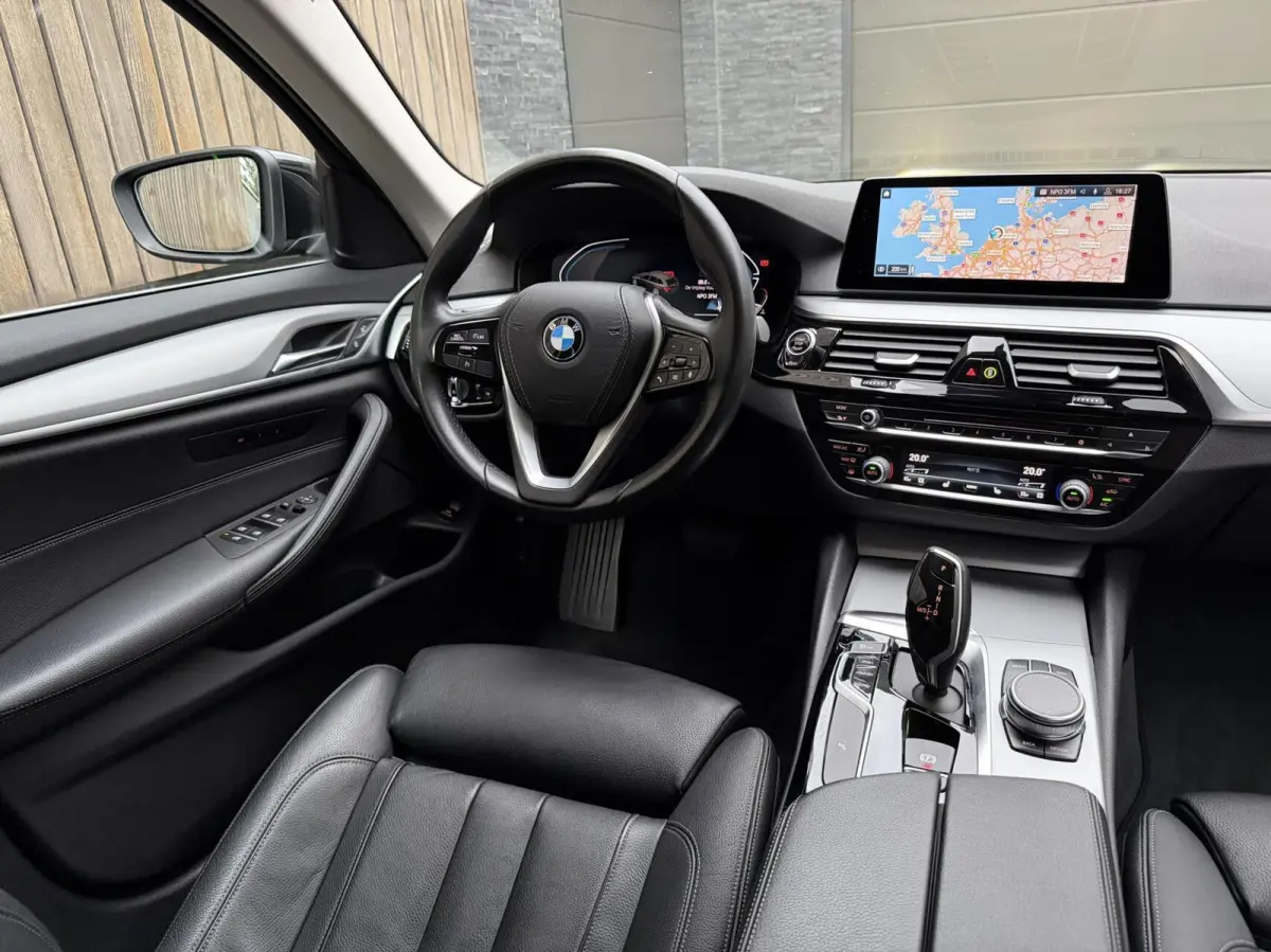 520i High Executive Automaat | Apple CarPlay | Leren bekleding | Stoelverwarming | LED verlichting | Comfortstoelen met memory-functie | Draadloze telefoonlader | Achteruitrijcamera
