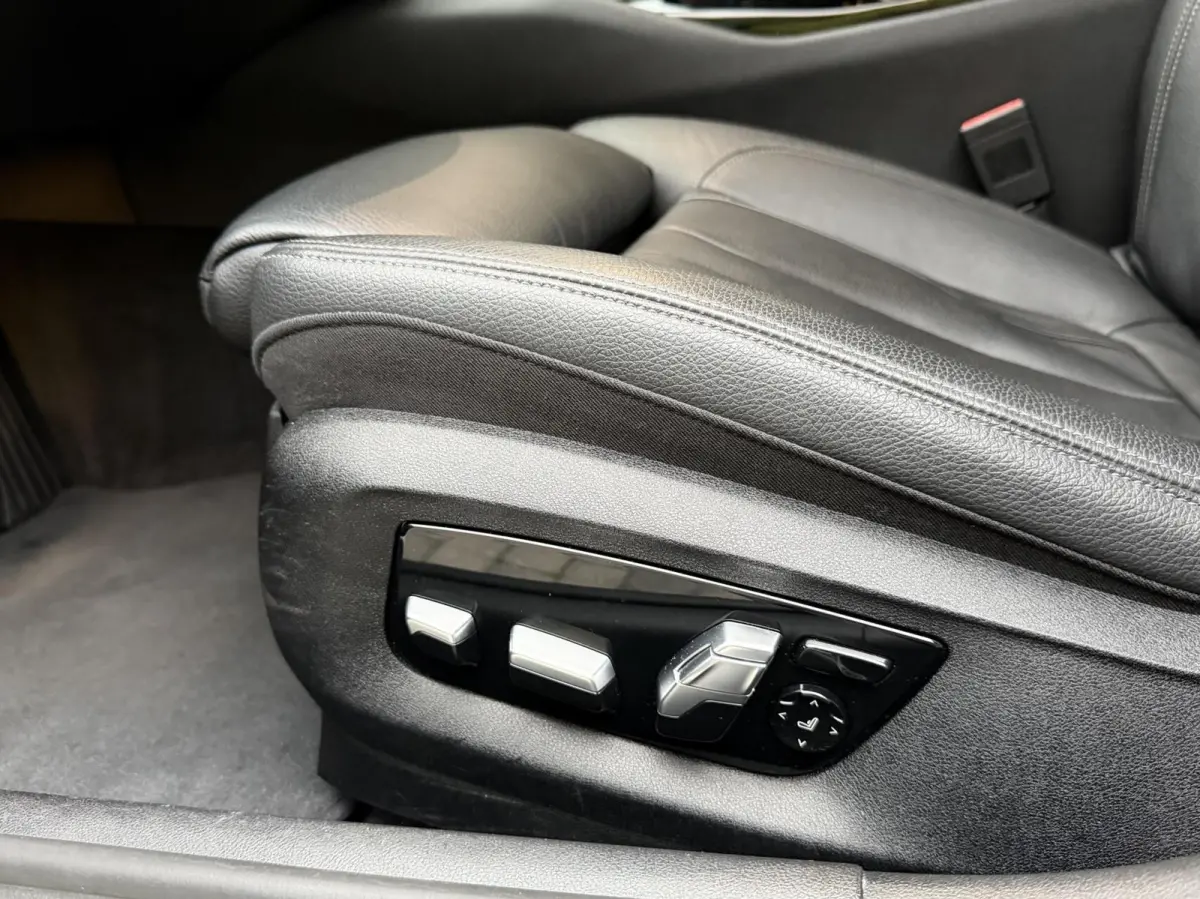 520i High Executive Automaat | Apple CarPlay | Leren bekleding | Stoelverwarming | LED verlichting | Comfortstoelen met memory-functie | Draadloze telefoonlader | Achteruitrijcamera