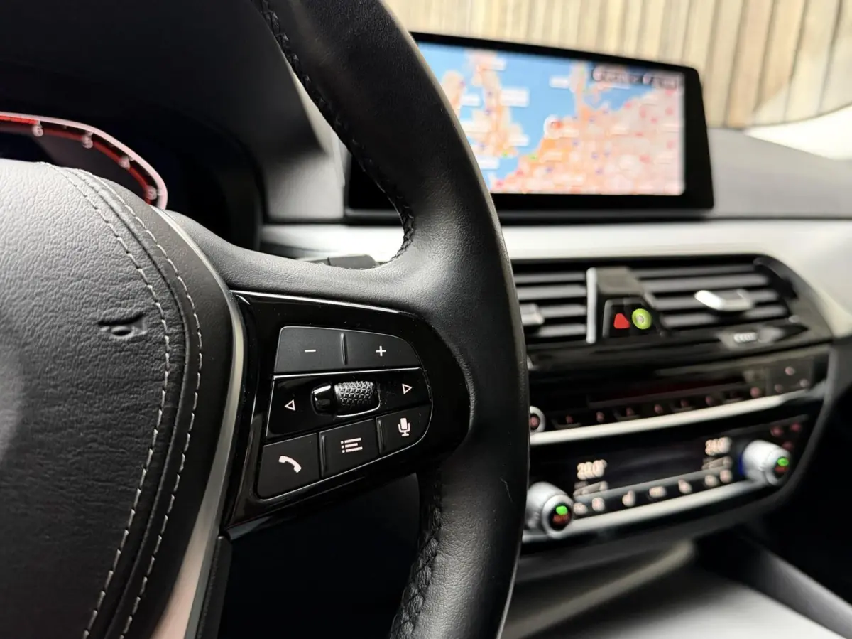 520i High Executive Automaat | Apple CarPlay | Leren bekleding | Stoelverwarming | LED verlichting | Comfortstoelen met memory-functie | Draadloze telefoonlader | Achteruitrijcamera