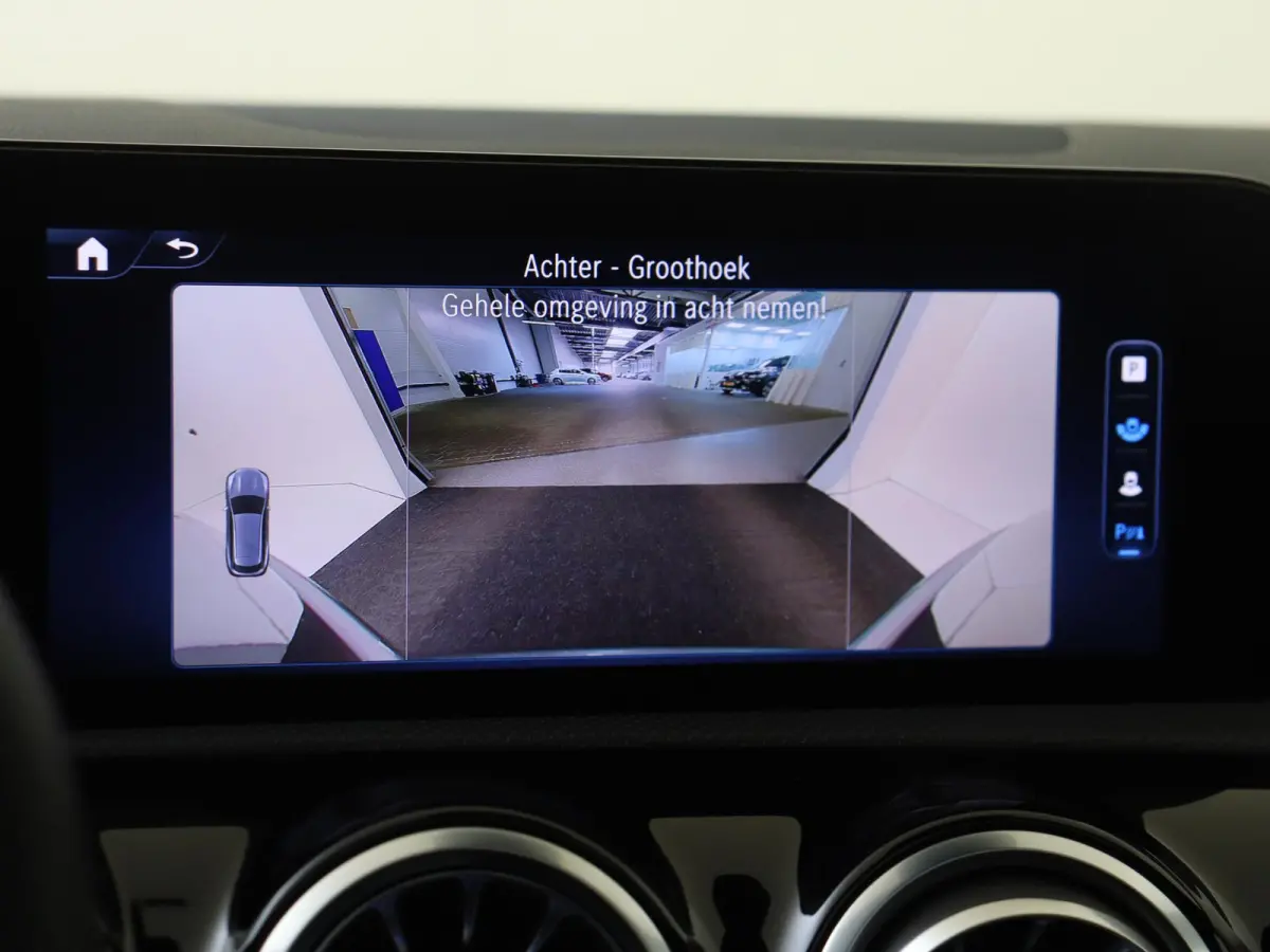 180 Star Edition AMG Line / Stoelverwarming / Achteruitrijcamera / Panorama-schuifdak / Night-Pakket / Multispaaks-velgen /