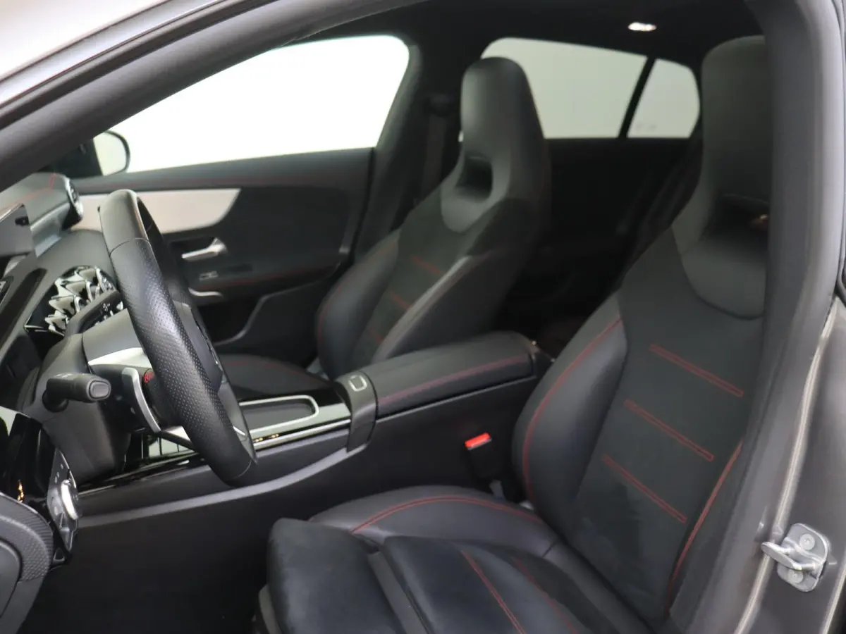 180 Star Edition AMG Line / Stoelverwarming / Achteruitrijcamera / Panorama-schuifdak / Night-Pakket / Multispaaks-velgen /