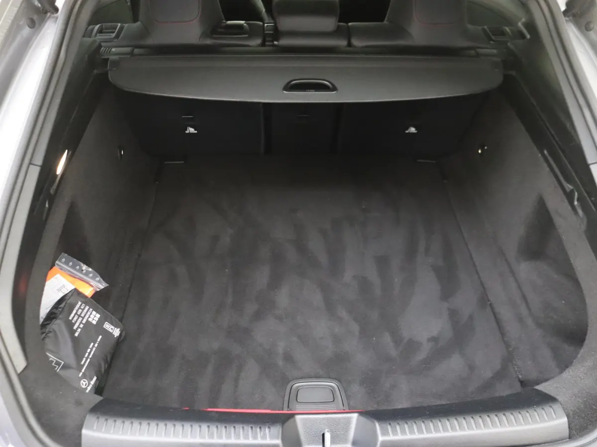 180 Star Edition AMG Line / Stoelverwarming / Achteruitrijcamera / Panorama-schuifdak / Night-Pakket / Multispaaks-velgen /