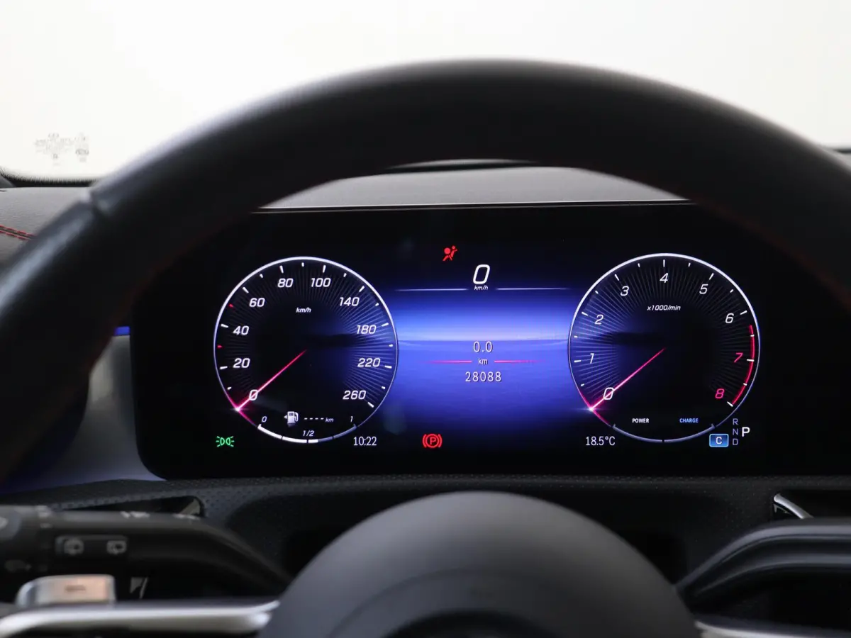 180 Star Edition AMG Line / Stoelverwarming / Achteruitrijcamera / Panorama-schuifdak / Night-Pakket / Multispaaks-velgen /