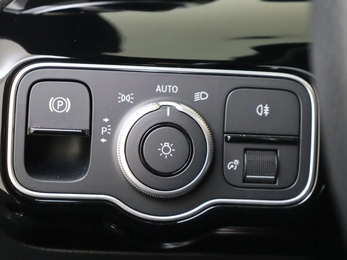 180 Star Edition AMG Line / Stoelverwarming / Achteruitrijcamera / Panorama-schuifdak / Night-Pakket / Multispaaks-velgen /