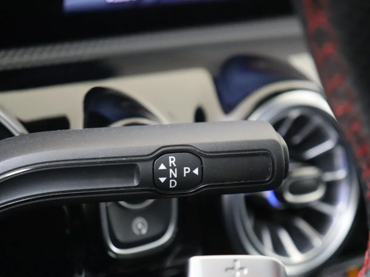 180 Star Edition AMG Line / Stoelverwarming / Achteruitrijcamera / Panorama-schuifdak / Night-Pakket / Multispaaks-velgen /