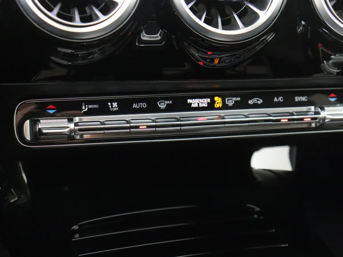 180 Star Edition AMG Line / Stoelverwarming / Achteruitrijcamera / Panorama-schuifdak / Night-Pakket / Multispaaks-velgen /
