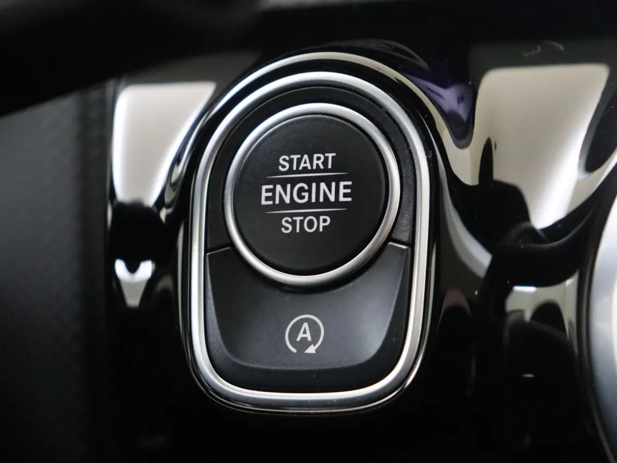 180 Star Edition AMG Line / Stoelverwarming / Achteruitrijcamera / Panorama-schuifdak / Night-Pakket / Multispaaks-velgen /