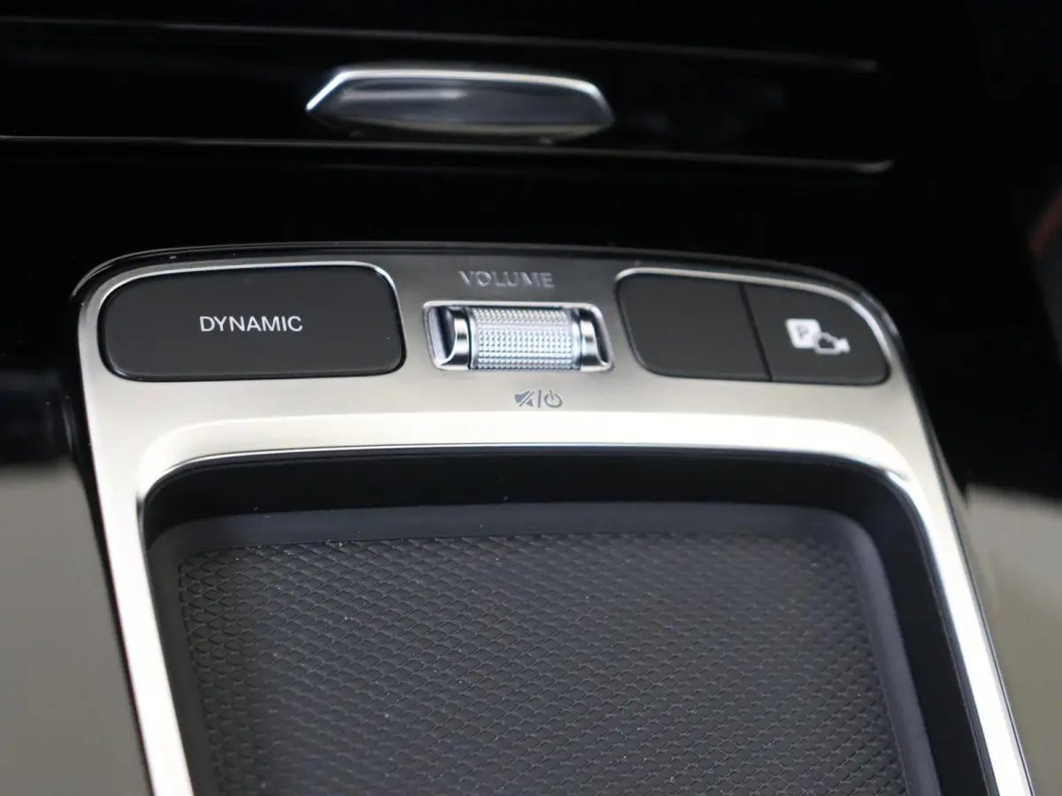 180 Star Edition AMG Line / Stoelverwarming / Achteruitrijcamera / Panorama-schuifdak / Night-Pakket / Multispaaks-velgen /