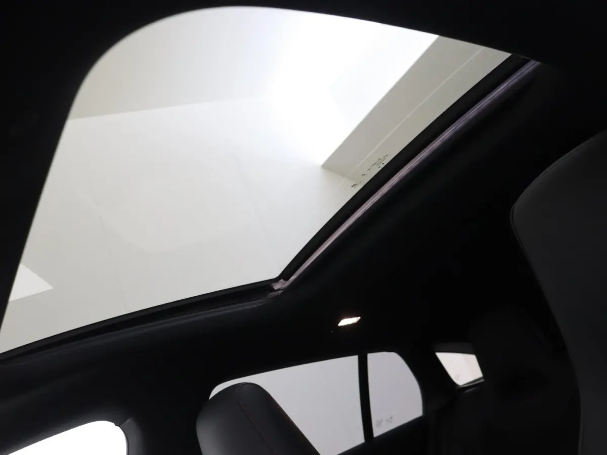 180 Star Edition AMG Line / Stoelverwarming / Achteruitrijcamera / Panorama-schuifdak / Night-Pakket / Multispaaks-velgen /