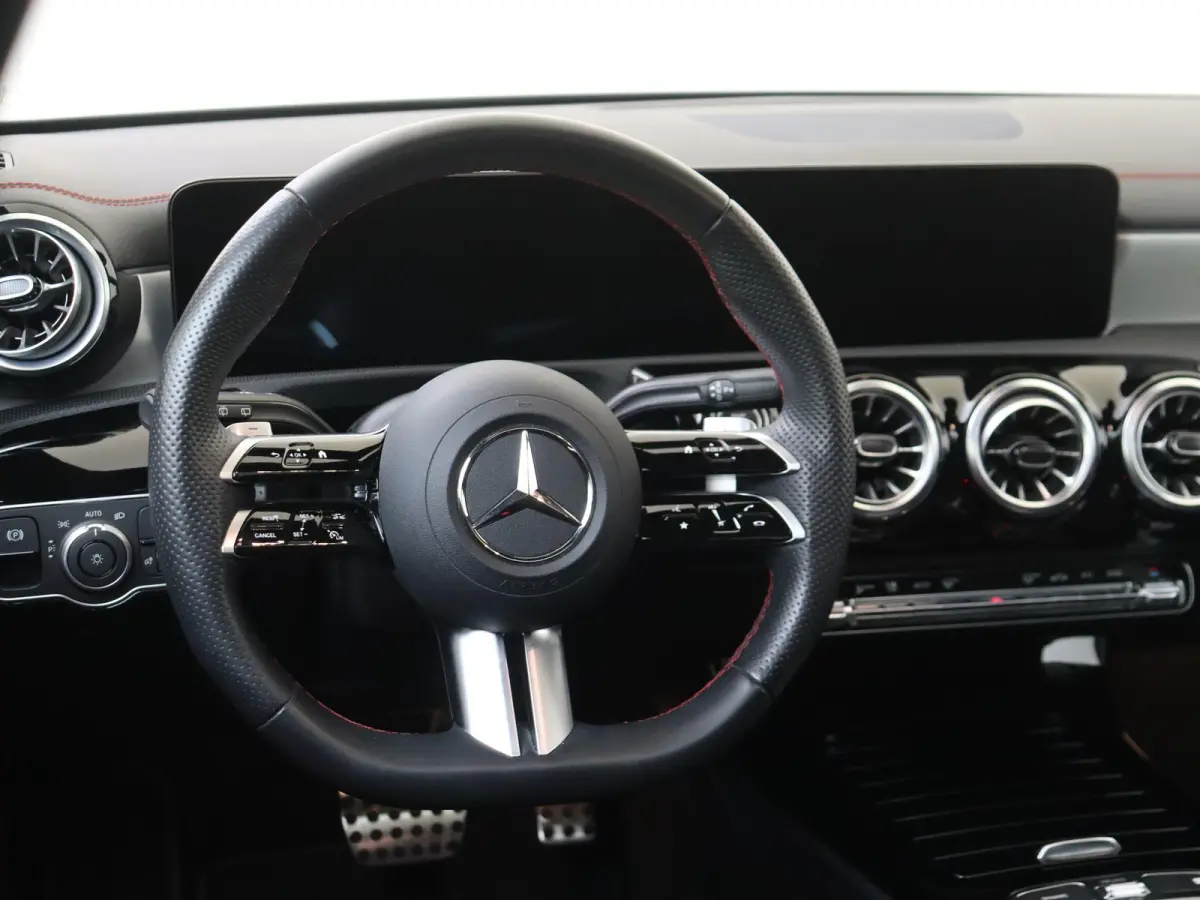 180 Star Edition AMG Line / Stoelverwarming / Achteruitrijcamera / Panorama-schuifdak / Night-Pakket / Multispaaks-velgen /
