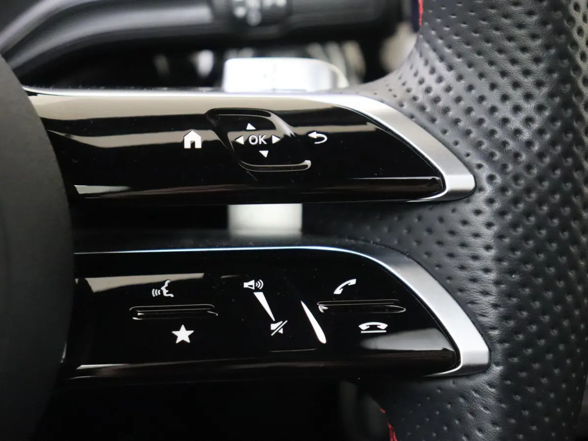 180 Star Edition AMG Line / Stoelverwarming / Achteruitrijcamera / Panorama-schuifdak / Night-Pakket / Multispaaks-velgen /