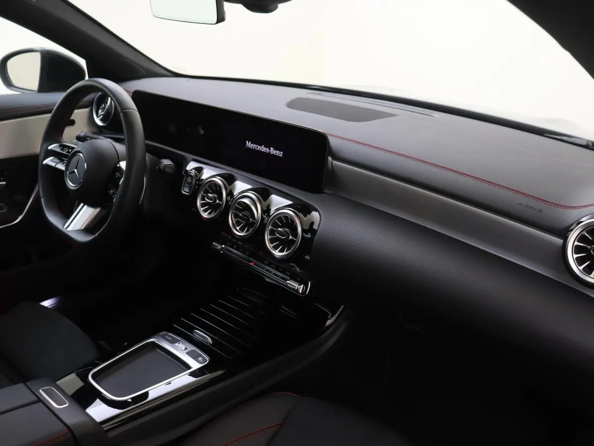 180 Star Edition AMG Line / Stoelverwarming / Achteruitrijcamera / Panorama-schuifdak / Night-Pakket / Multispaaks-velgen /