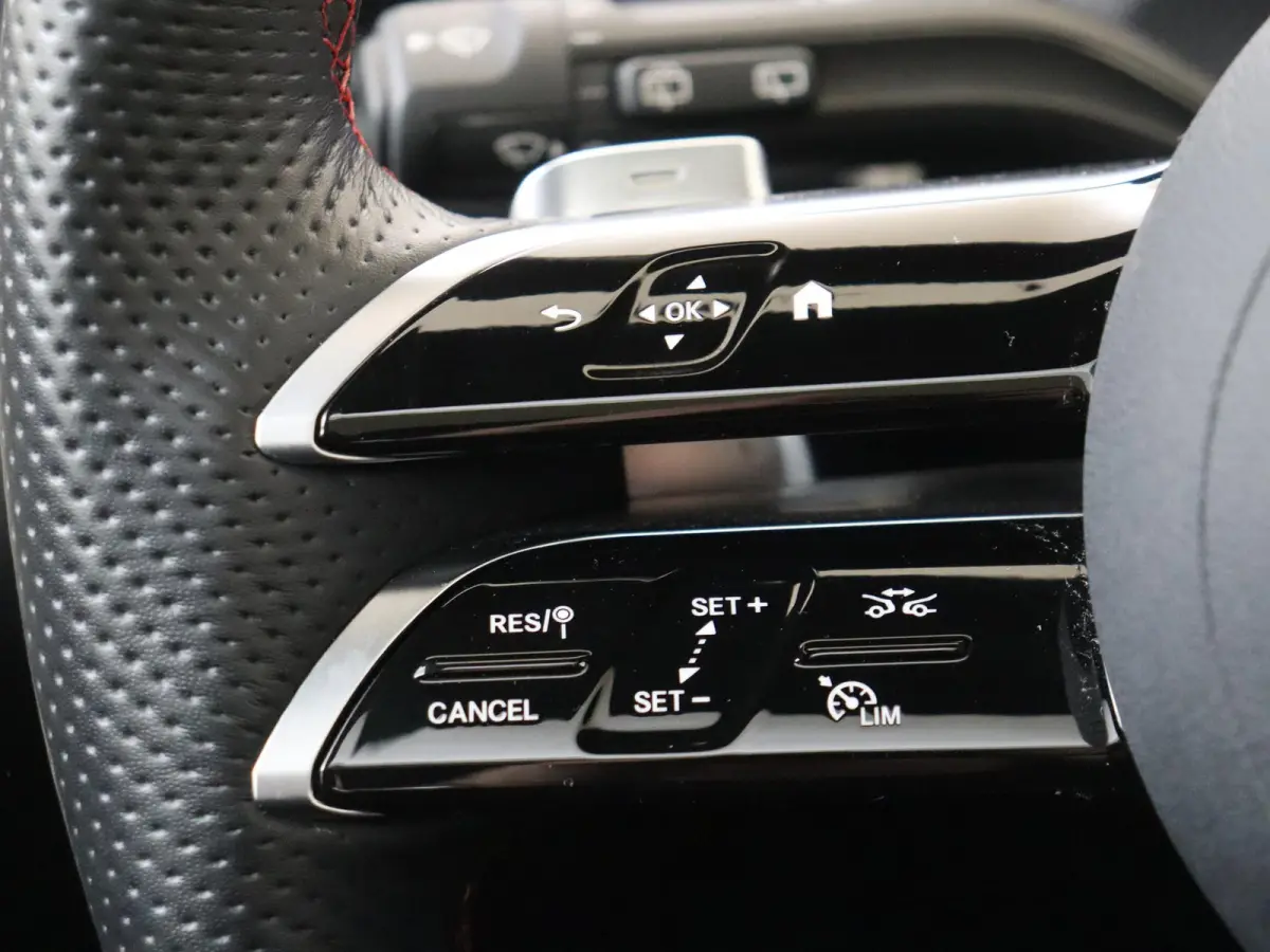 180 Star Edition AMG Line / Stoelverwarming / Achteruitrijcamera / Panorama-schuifdak / Night-Pakket / Multispaaks-velgen /