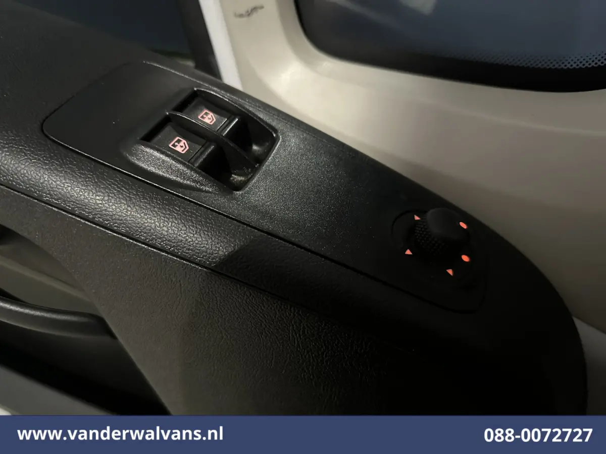 2.2 BlueHDi 141pk Bakwagen 436cm Lang Laadklep Euro6 Airco | Camera | Bijrijdersbank Cruisecontrol | 1055kg laadvermogen