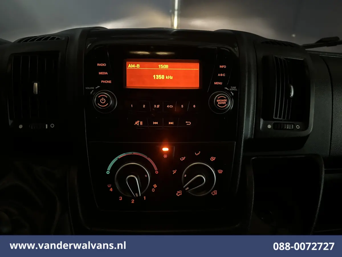 2.2 BlueHDi 141pk Bakwagen 436cm Lang Laadklep Euro6 Airco | Camera | Bijrijdersbank Cruisecontrol | 1055kg laadvermogen