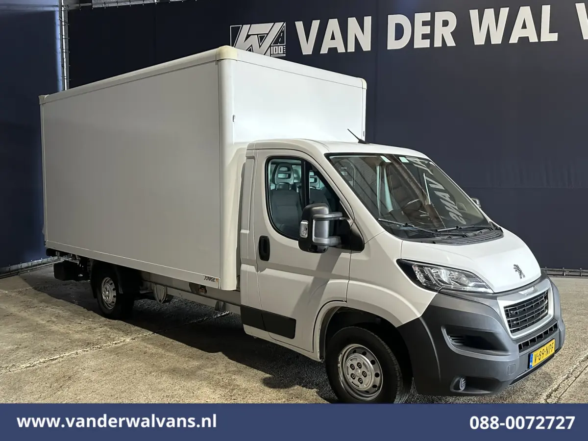 2.2 BlueHDi 141pk Bakwagen 436cm Lang Laadklep Euro6 Airco | Camera | Bijrijdersbank Cruisecontrol | 1055kg laadvermogen