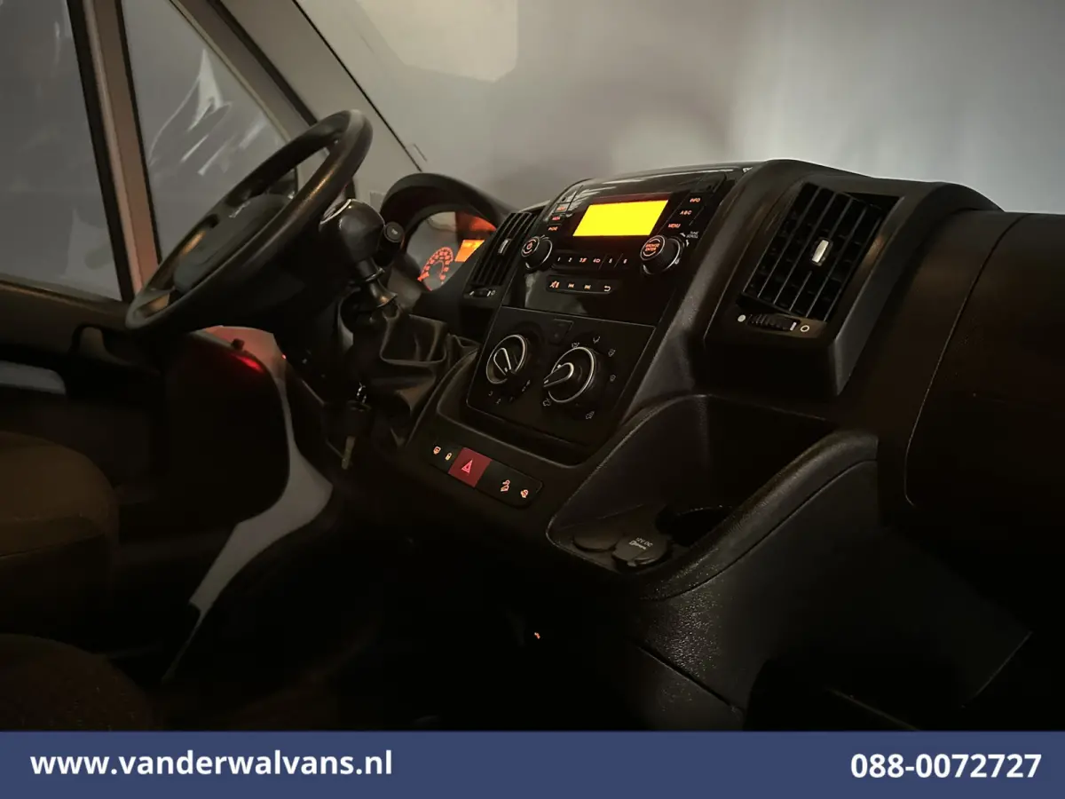 2.2 BlueHDi 141pk Bakwagen 436cm Lang Laadklep Euro6 Airco | Camera | Bijrijdersbank Cruisecontrol | 1055kg laadvermogen