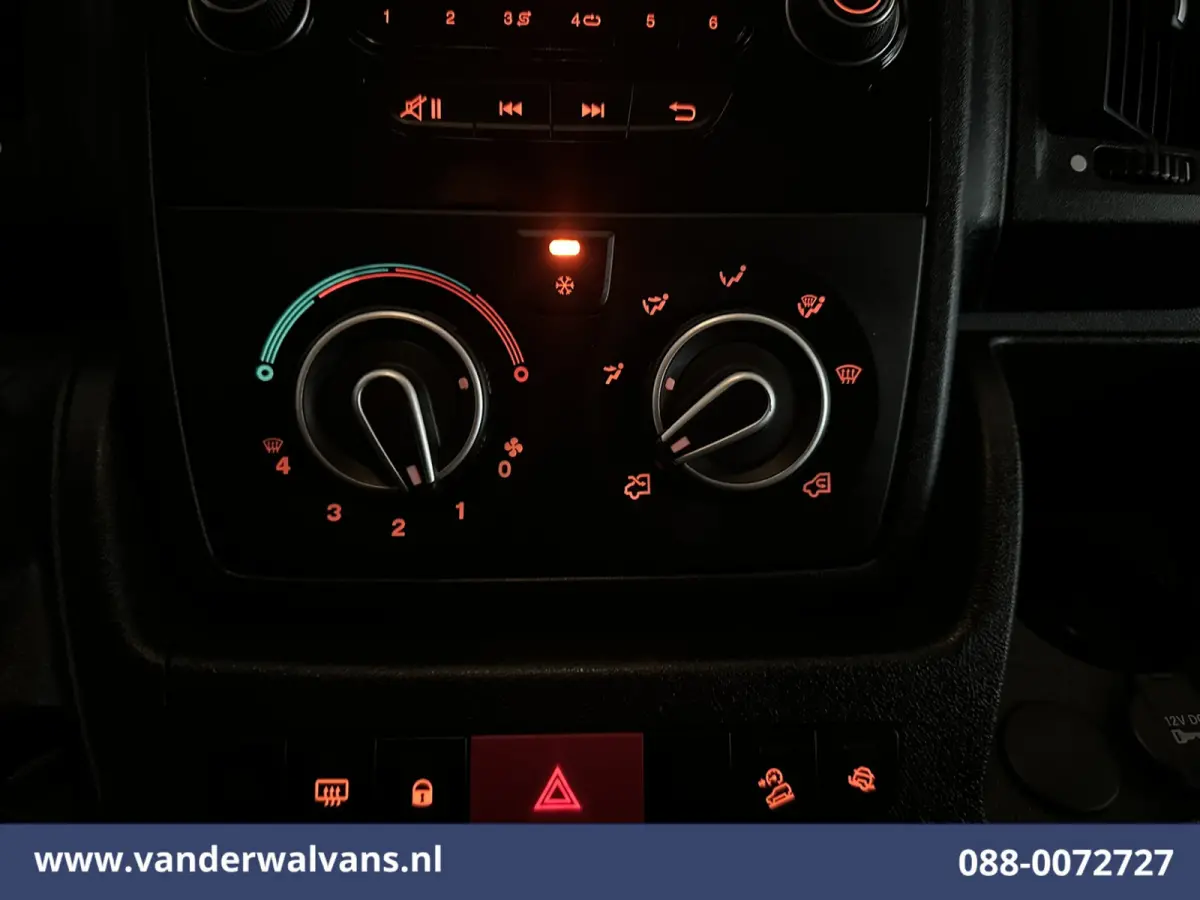 2.2 BlueHDi 141pk Bakwagen 436cm Lang Laadklep Euro6 Airco | Camera | Bijrijdersbank Cruisecontrol | 1055kg laadvermogen
