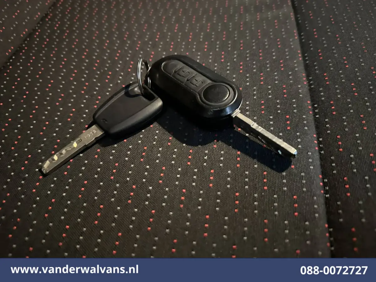 2.2 BlueHDi 141pk Bakwagen 436cm Lang Laadklep Euro6 Airco | Camera | Bijrijdersbank Cruisecontrol | 1055kg laadvermogen