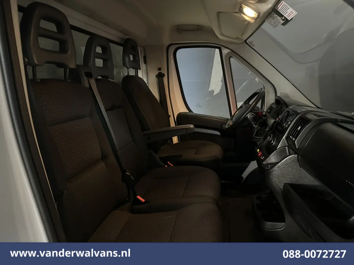 2.2 BlueHDi 141pk Bakwagen 436cm Lang Laadklep Euro6 Airco | Camera | Bijrijdersbank Cruisecontrol | 1055kg laadvermogen