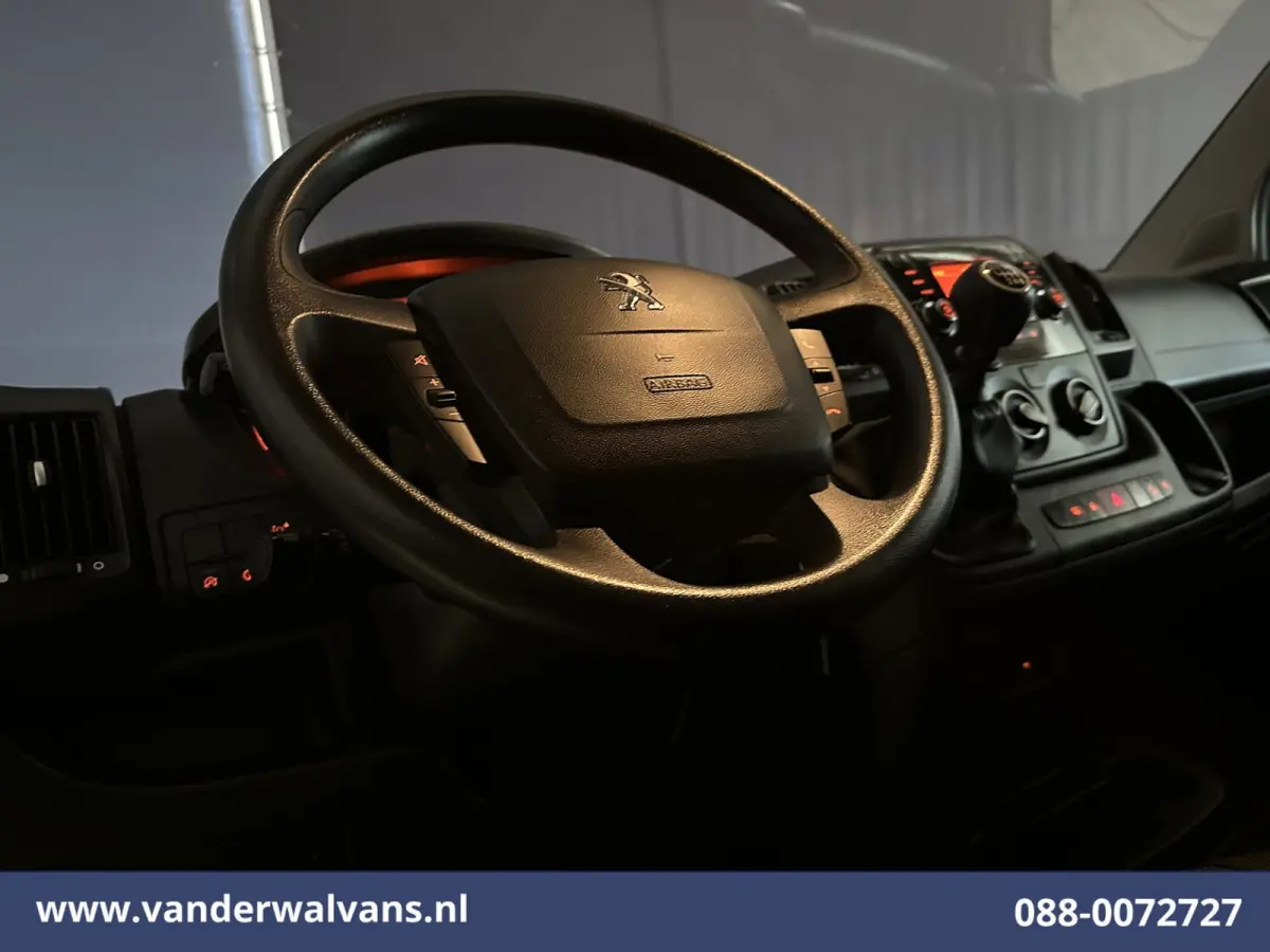 2.2 BlueHDi 141pk Bakwagen 436cm Lang Laadklep Euro6 Airco | Camera | Bijrijdersbank Cruisecontrol | 1055kg laadvermogen