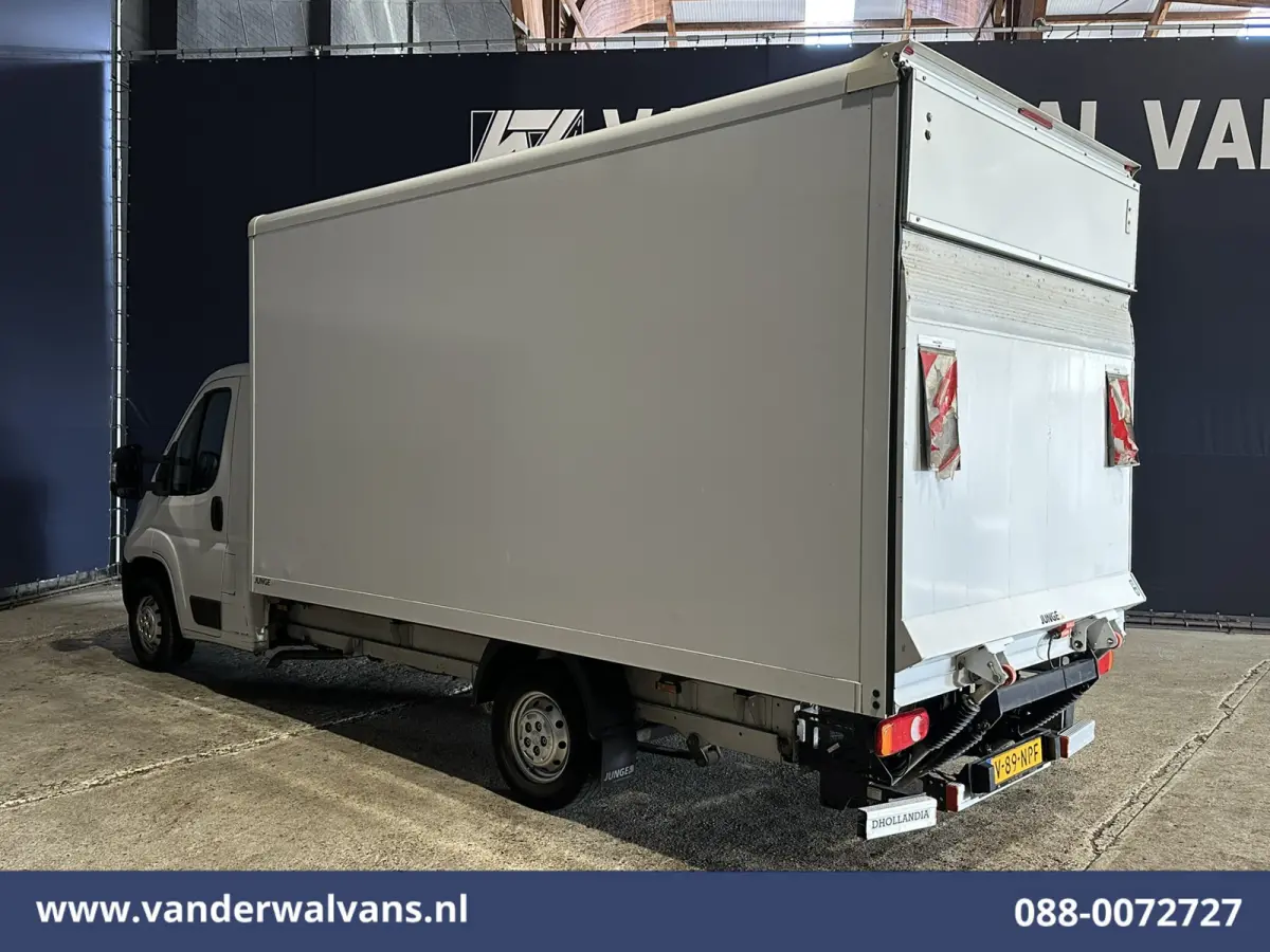 2.2 BlueHDi 141pk Bakwagen 436cm Lang Laadklep Euro6 Airco | Camera | Bijrijdersbank Cruisecontrol | 1055kg laadvermogen