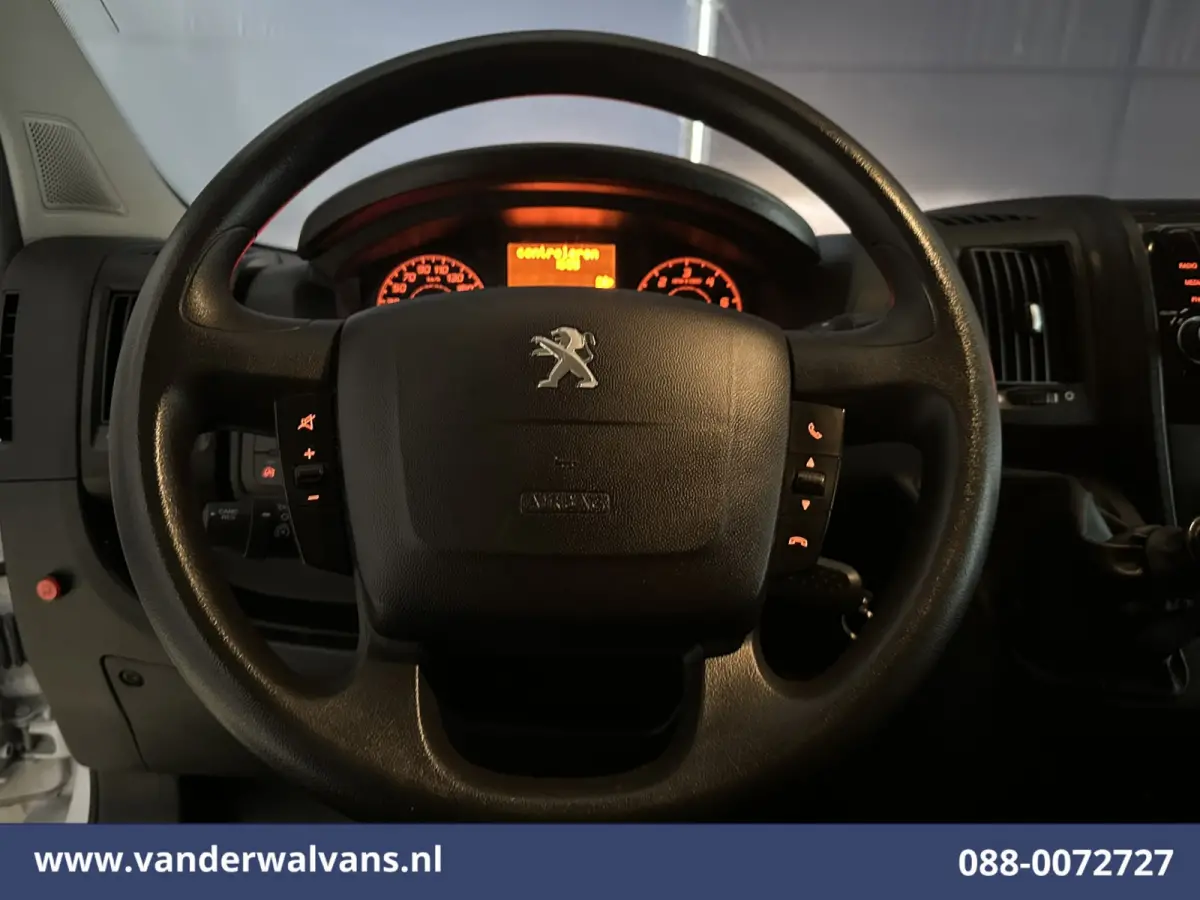 2.2 BlueHDi 141pk Bakwagen 436cm Lang Laadklep Euro6 Airco | Camera | Bijrijdersbank Cruisecontrol | 1055kg laadvermogen