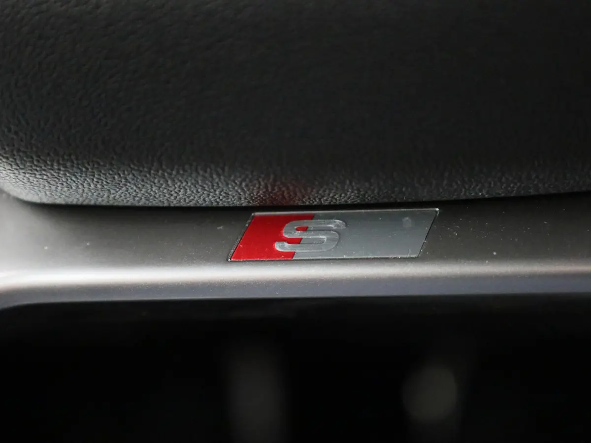 45 Edition 82 kWh | Demo | Glazen panoramadak l Cruise control l Parkeersensoren l Airco l Navigatie l Apple Carplay / Android Auto l Stoelverwarming l Matrix-ledkoplampen l Privacy glas l T