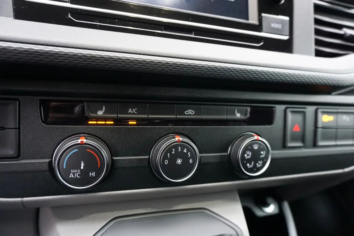 150PK Automaat L2H1 Apple Carplay Camera Cruise 18" Velgen Sidesteps PDC Standkachel Stoelverwarming Trekhaak