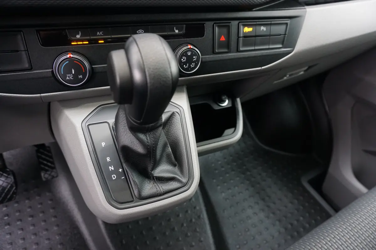 150PK Automaat L2H1 Apple Carplay Camera Cruise 18" Velgen Sidesteps PDC Standkachel Stoelverwarming Trekhaak