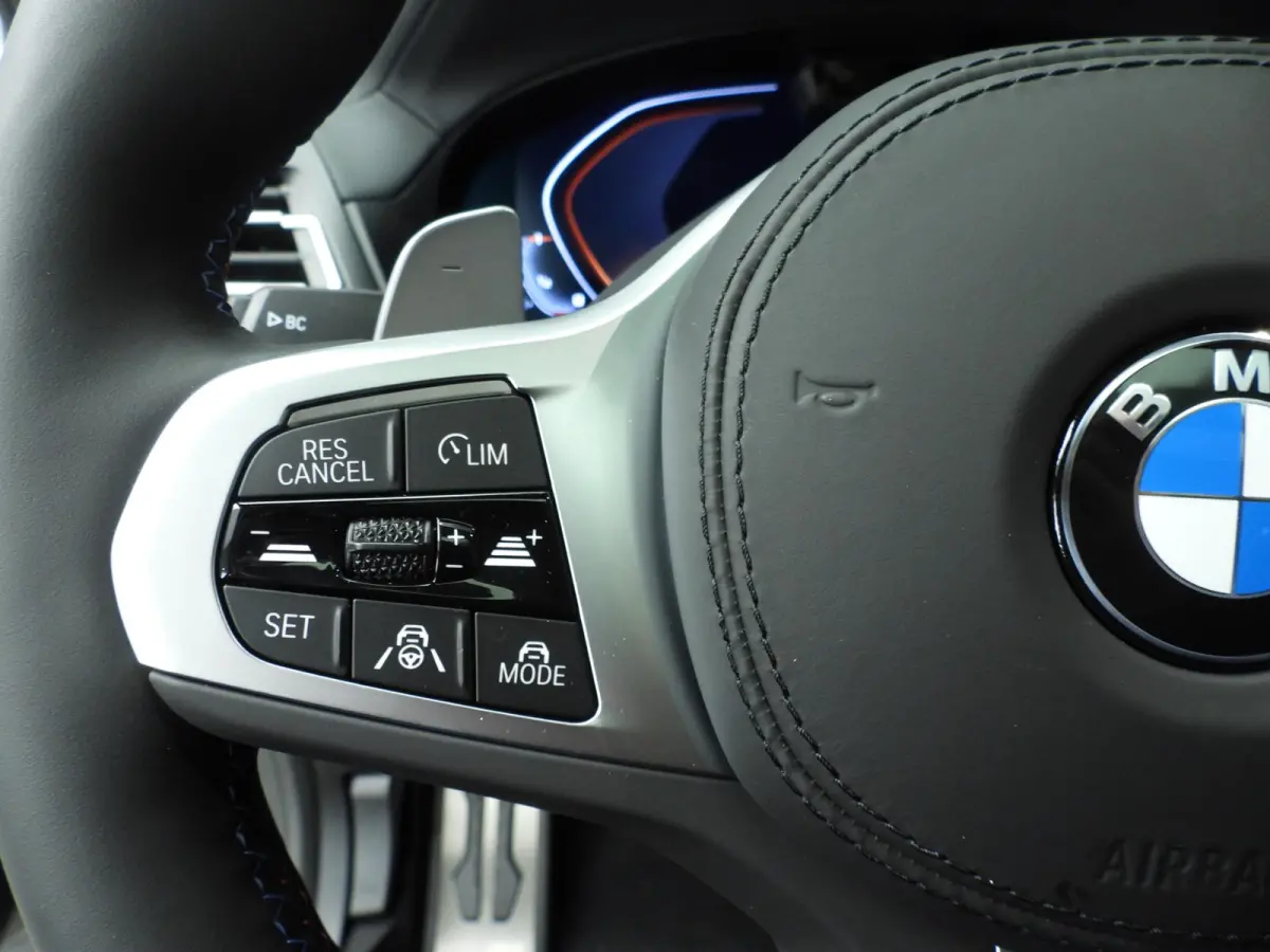 M40i | M-Sportpakket | Laserlicht | Leder | HUD | Active cruise | Trekhaak | Panoramadak | DAB | Harman-kardon sound | Alu 21 inch