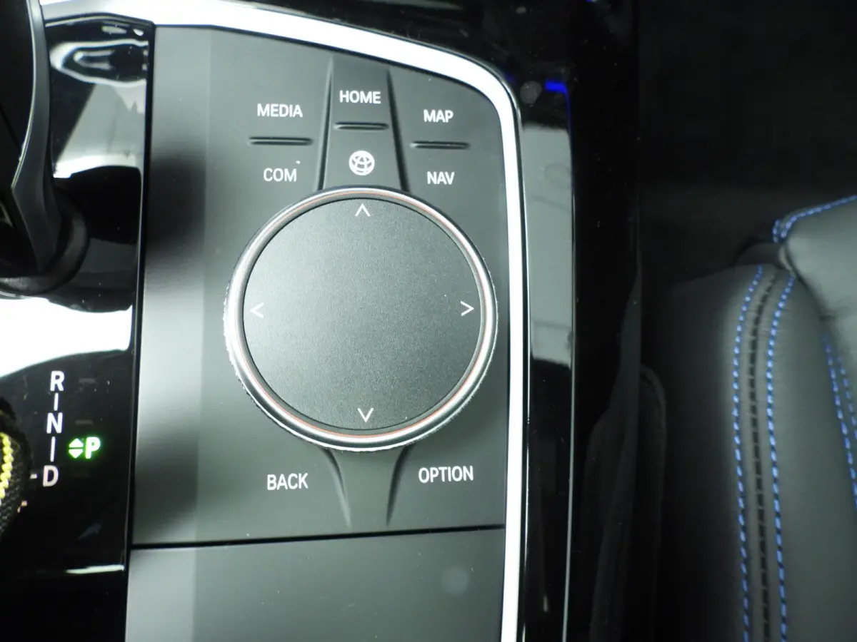 M40i | M-Sportpakket | Laserlicht | Leder | HUD | Active cruise | Trekhaak | Panoramadak | DAB | Harman-kardon sound | Alu 21 inch