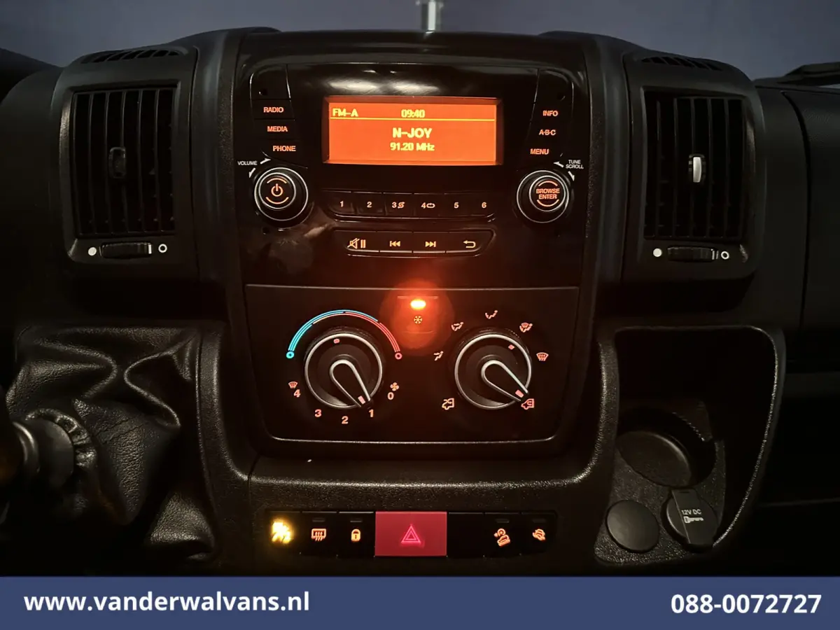 2.2 BlueHDi 141pk Bakwagen 436cm Lang Laadklep Euro6 Airco | Cruisecontrol | 1085kg laadvermogen Bijrijdersbank