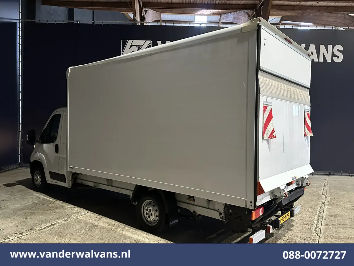2.2 BlueHDi 141pk Bakwagen 436cm Lang Laadklep Euro6 Airco | Cruisecontrol | 1085kg laadvermogen Bijrijdersbank
