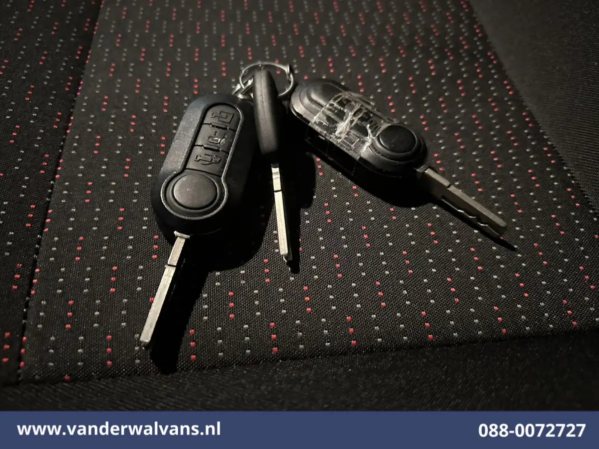 2.2 BlueHDi 141pk Bakwagen 436cm Lang Laadklep Euro6 Airco | Cruisecontrol | 1085kg laadvermogen Bijrijdersbank