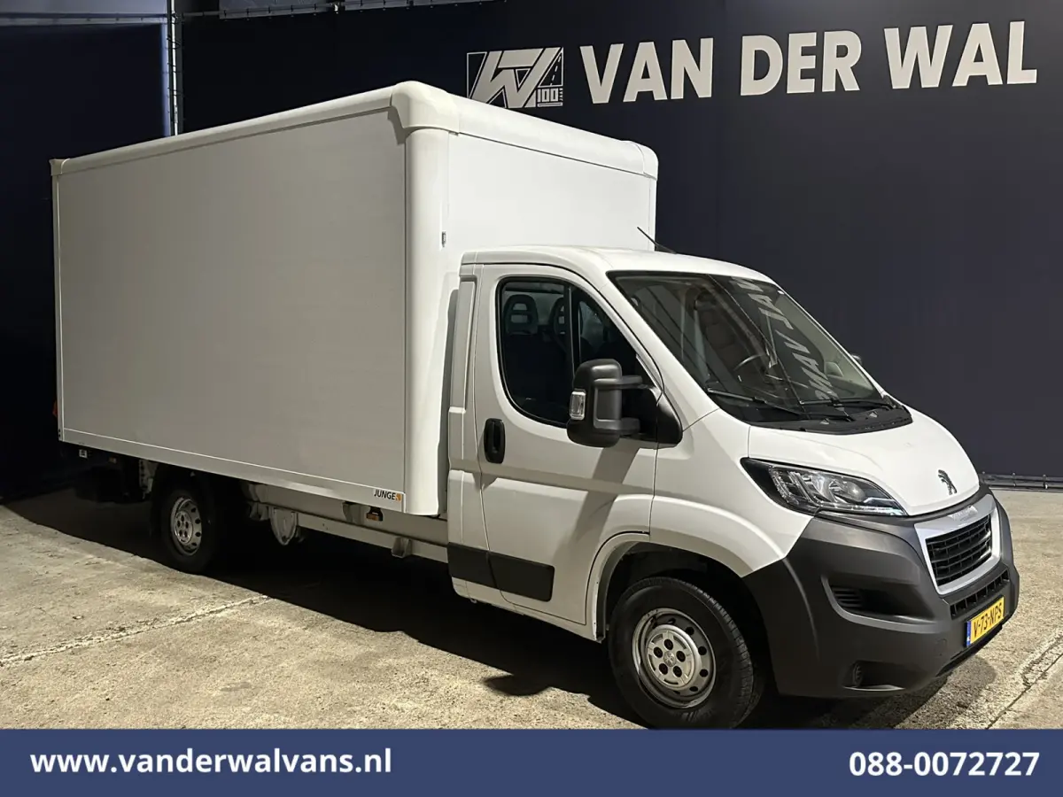 2.2 BlueHDi 141pk Bakwagen 436cm Lang Laadklep Euro6 Airco | Cruisecontrol | 1085kg laadvermogen Bijrijdersbank