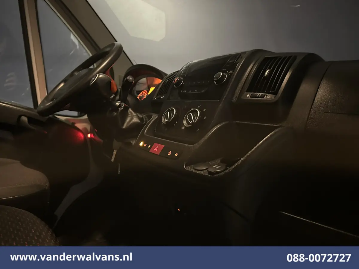 2.2 BlueHDi 141pk Bakwagen 436cm Lang Laadklep Euro6 Airco | Cruisecontrol | 1085kg laadvermogen Bijrijdersbank