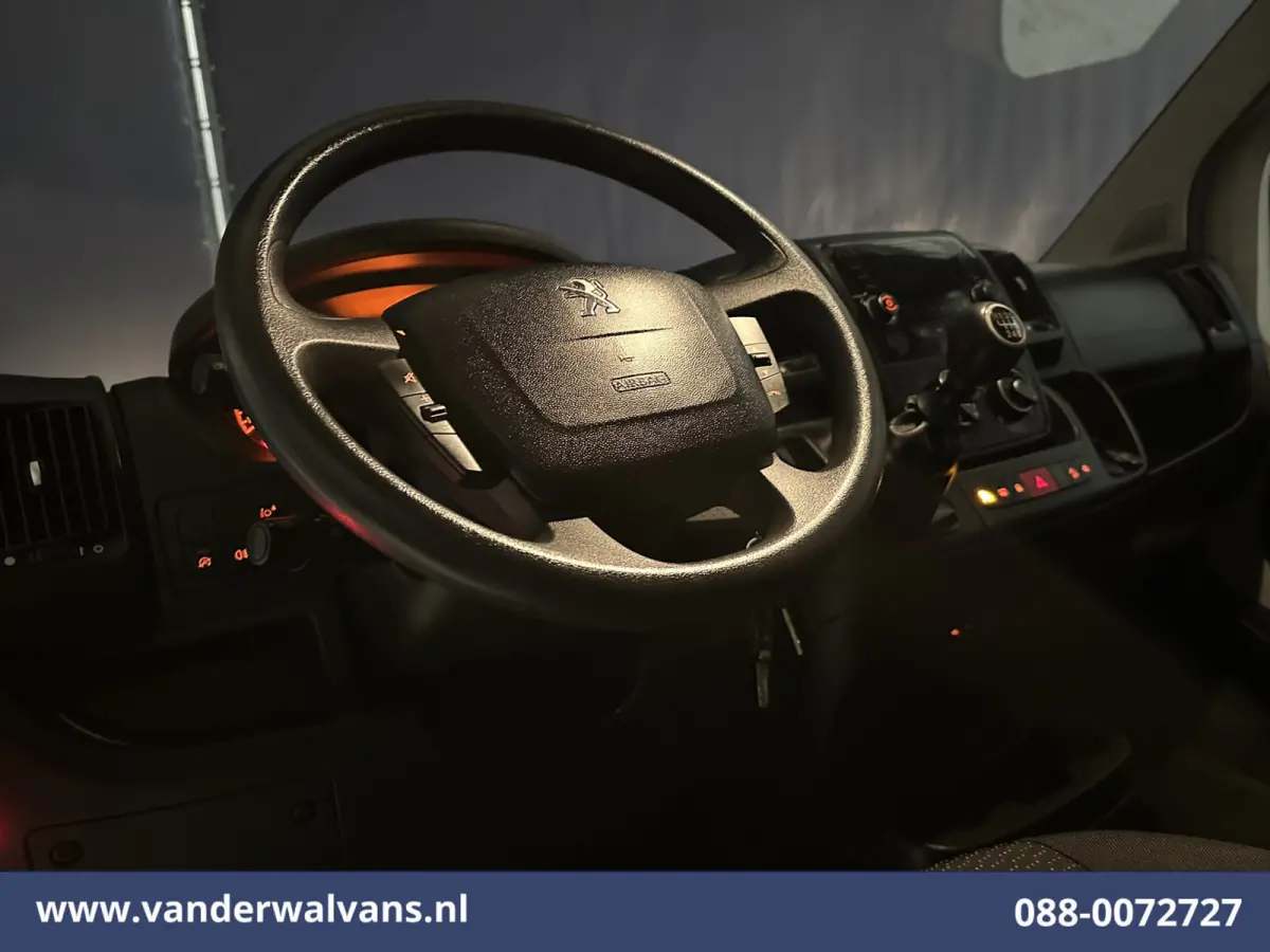 2.2 BlueHDi 141pk Bakwagen 436cm Lang Laadklep Euro6 Airco | Cruisecontrol | 1085kg laadvermogen Bijrijdersbank