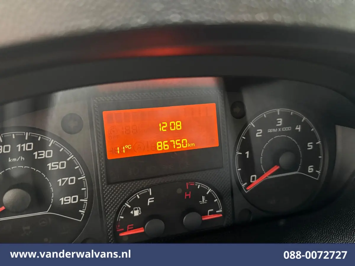 2.2 BlueHDi 141pk Bakwagen 436cm Lang Laadklep Euro6 Airco | Cruisecontrol | 1085kg laadvermogen Bijrijdersbank