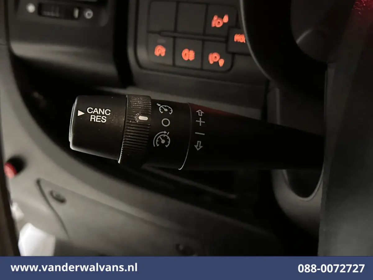 2.2 BlueHDi 141pk Bakwagen 436cm Lang Laadklep Euro6 Airco | Cruisecontrol | 1085kg laadvermogen Bijrijdersbank