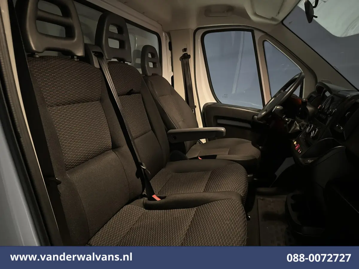2.2 BlueHDi 141pk Bakwagen 436cm Lang Laadklep Euro6 Airco | Cruisecontrol | 1085kg laadvermogen Bijrijdersbank