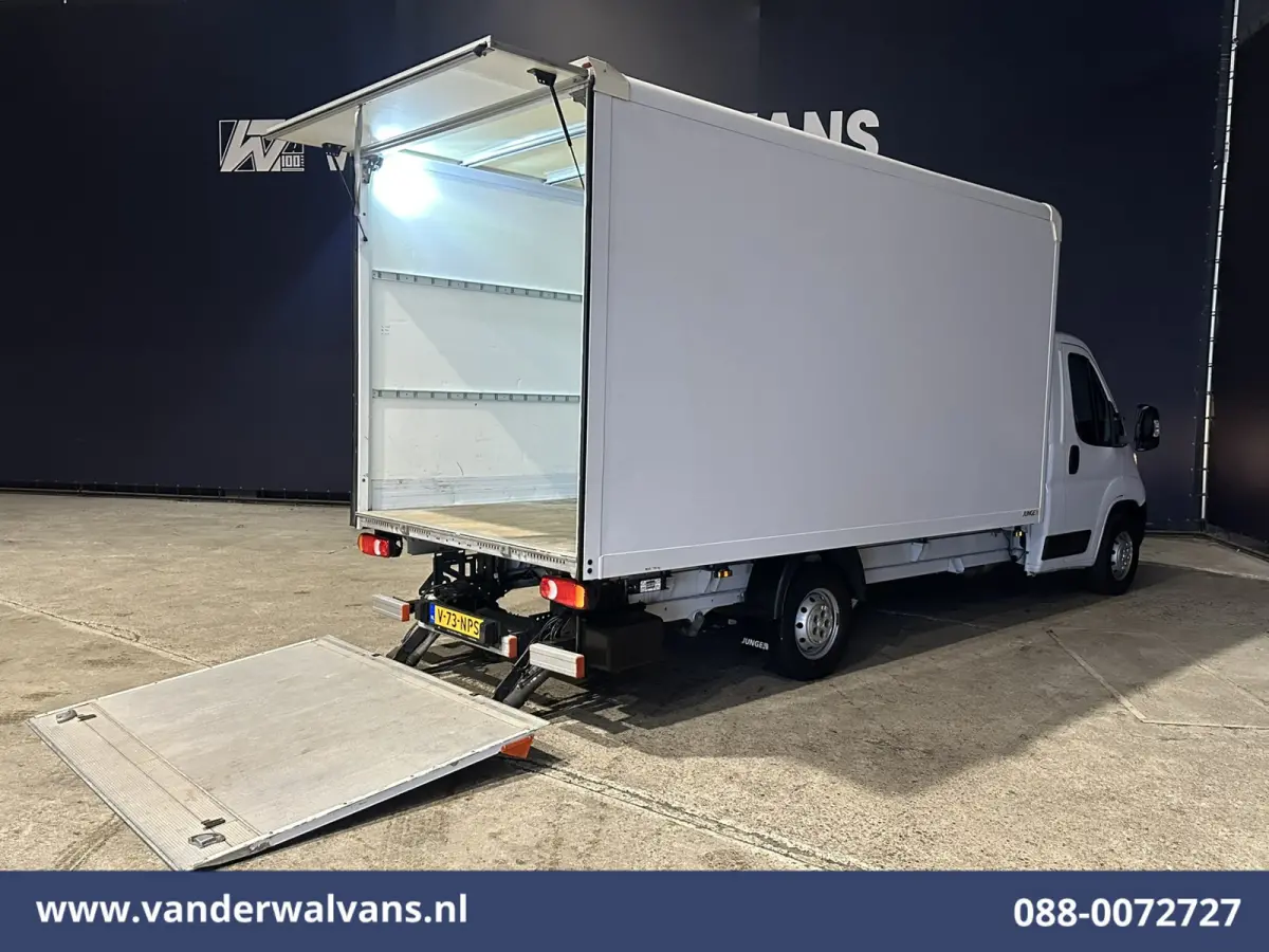 2.2 BlueHDi 141pk Bakwagen 436cm Lang Laadklep Euro6 Airco | Cruisecontrol | 1085kg laadvermogen Bijrijdersbank