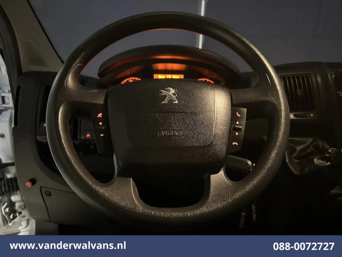 2.2 BlueHDi 141pk Bakwagen 436cm Lang Laadklep Euro6 Airco | Cruisecontrol | 1085kg laadvermogen Bijrijdersbank