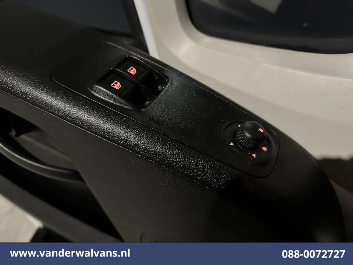 2.2 BlueHDi 141pk Bakwagen 436cm Lang Laadklep Euro6 Airco | Cruisecontrol | 1085kg laadvermogen Bijrijdersbank