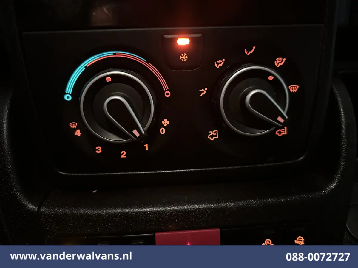 2.2 BlueHDi 141pk Bakwagen 436cm Lang Laadklep Euro6 Airco | Cruisecontrol | 1085kg laadvermogen Bijrijdersbank