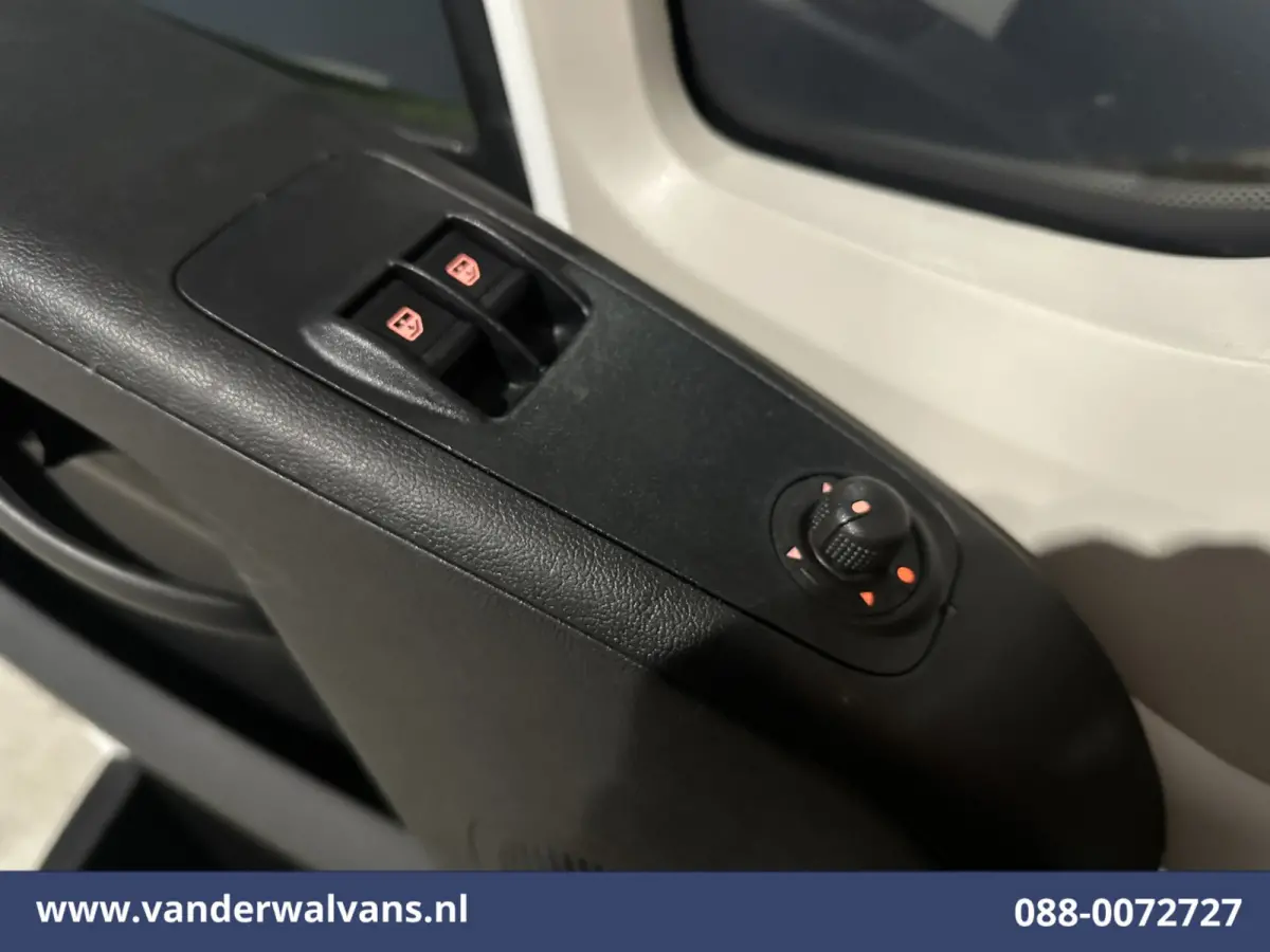 2.2 BlueHDi 141pk Bakwagen 436cm Lang Laadklep Euro6 Airco | 1075kg laadvermogen Bijrijdersbank
