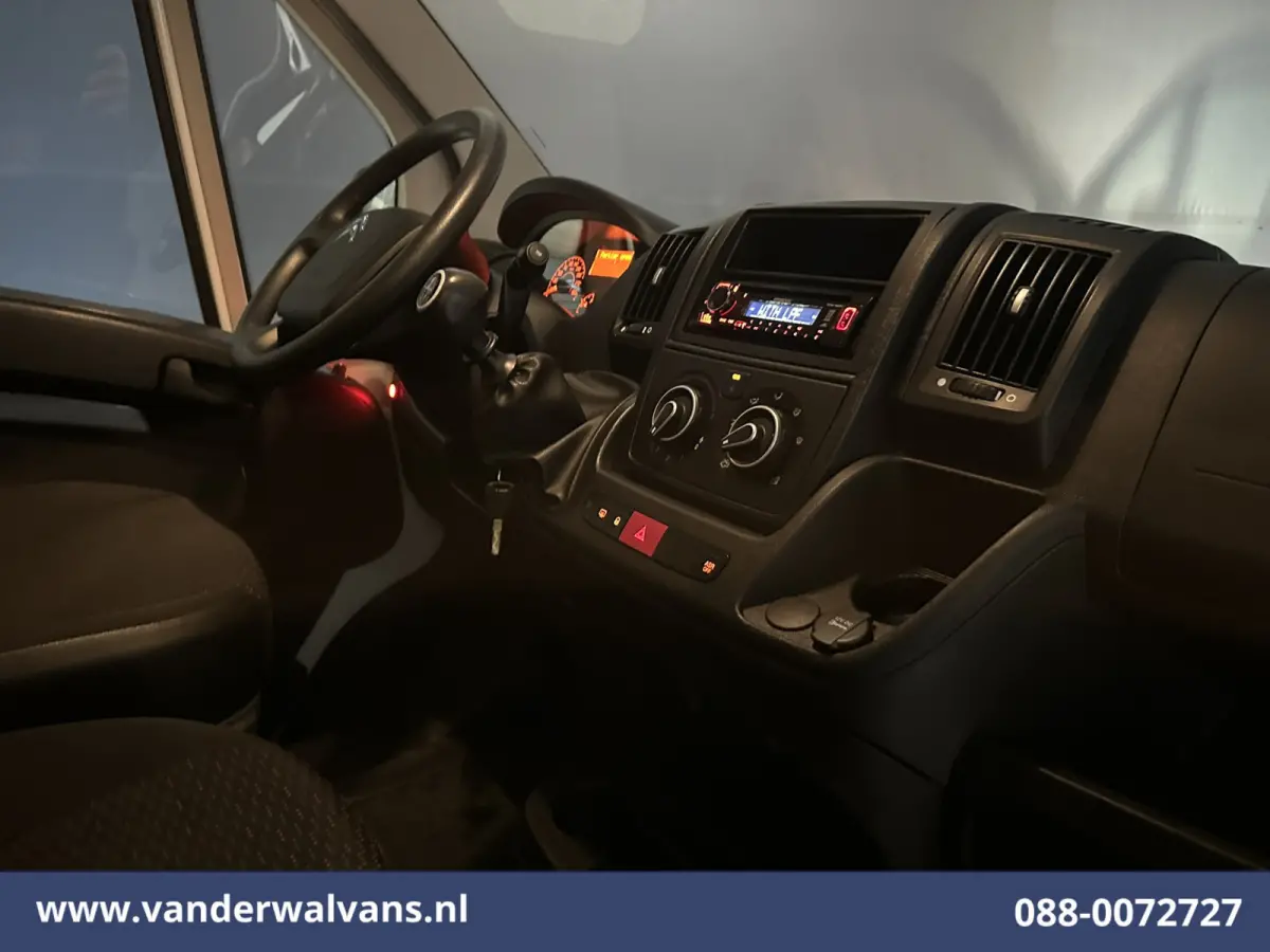 2.2 BlueHDi 141pk Bakwagen 436cm Lang Laadklep Euro6 Airco | 1075kg laadvermogen Bijrijdersbank