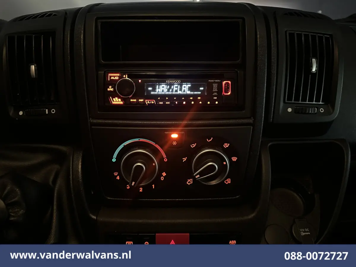 2.2 BlueHDi 141pk Bakwagen 436cm Lang Laadklep Euro6 Airco | 1075kg laadvermogen Bijrijdersbank