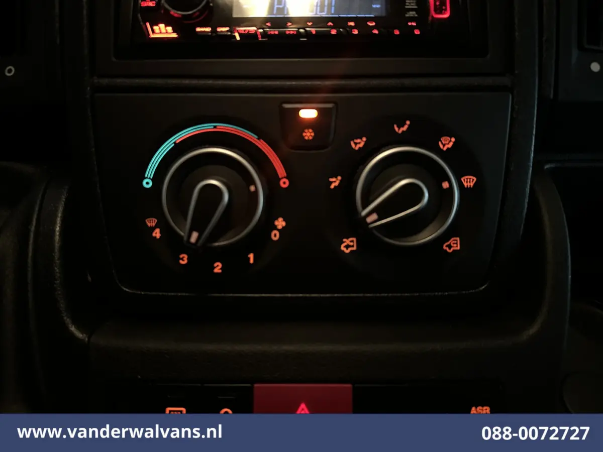 2.2 BlueHDi 141pk Bakwagen 436cm Lang Laadklep Euro6 Airco | 1075kg laadvermogen Bijrijdersbank